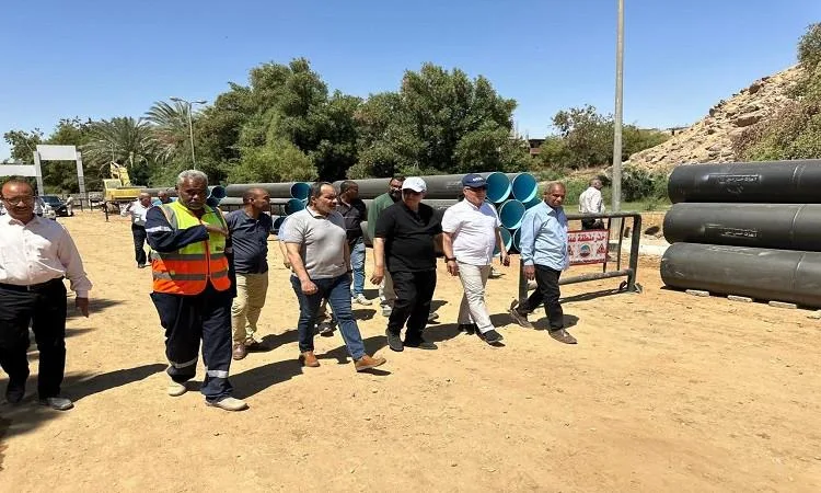 رئيس القابضة يتفقد أعمال تجديد خط مياه الشرب لرافع الصداقة الجديد بأسوان رئيس القابضة يتفقد أعمال تجديد خط مياه الشرب لرافع الصداقة الجديد بأسوان