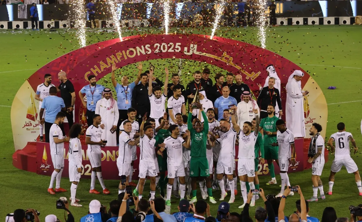 رئيس اللجنة الأولمبية يتوج السد بطلا لكأس قطر للمرة الرابعة في تاريخه رئيس اللجنة الأولمبية يتوج السد بطلا لكأس قطر للمرة الرابعة في تاريخه