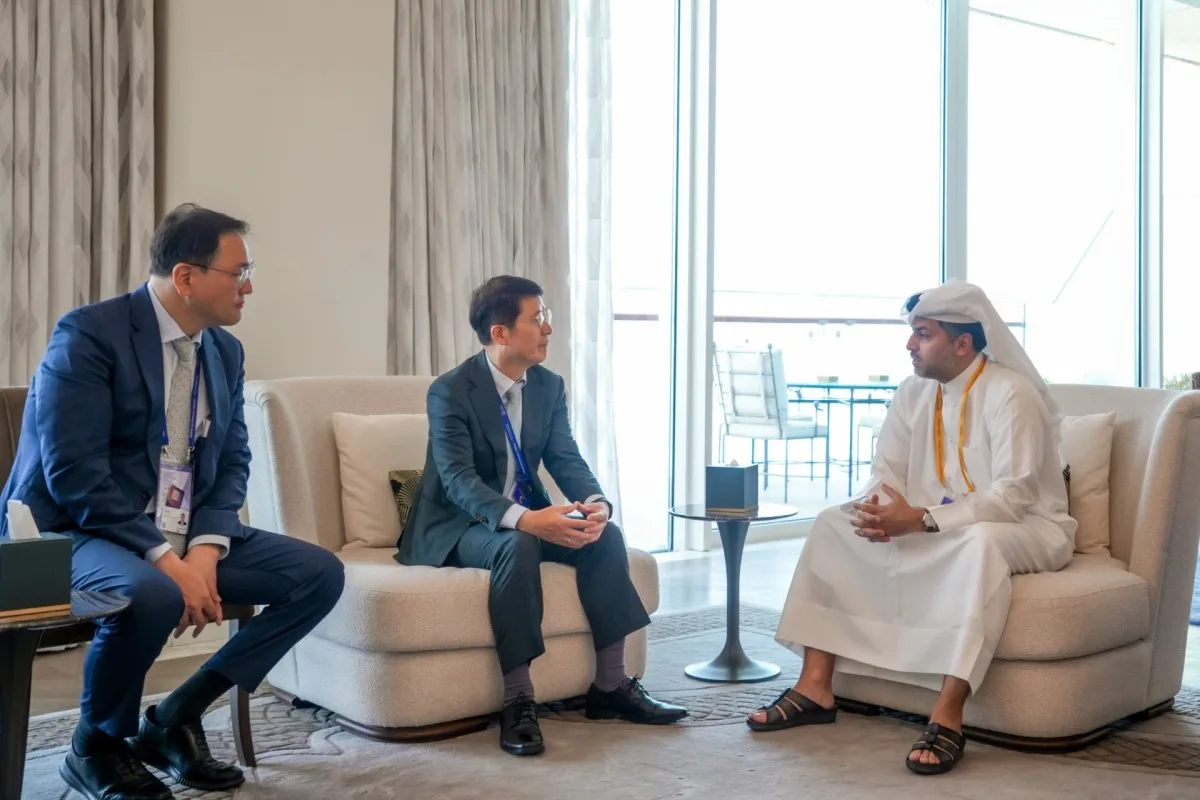 رئيس المناطق الحرة يلتقي بالمدير التنفيذي لشركة سامسونج سي آند تي رئيس المناطق الحرة يلتقي بالمدير التنفيذي لشركة سامسونج سي آند تي