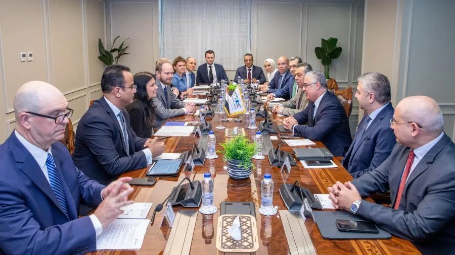 رئيس الهيئة الاقتصادية لقناة السويس يناقش سبل تعزيز التعاون مع شركة AP Moller MAERSK رئيس الهيئة الاقتصادية لقناة السويس يناقش سبل تعزيز التعاون مع شركة AP Moller MAERSK