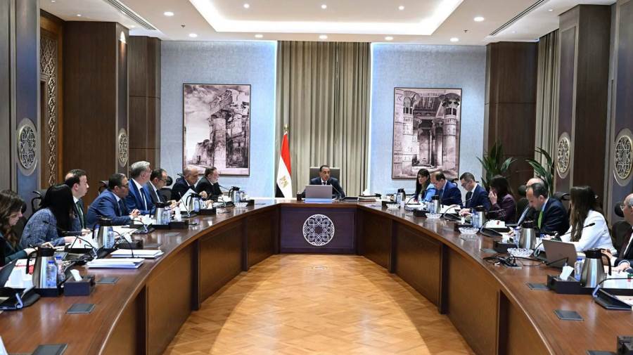رئيس الوزراء يتابع مستجدات الموقف الحالي لبرنامج الطروحات الحكومية بحضور محافظ المركزي رئيس الوزراء يتابع مستجدات الموقف الحالي لبرنامج الطروحات الحكومية بحضور محافظ المركزي