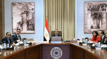 رئيس الوزراء يتابع مع وزير الإسكان الموقف الخاص لما يتم تنفيذه من مشروعات