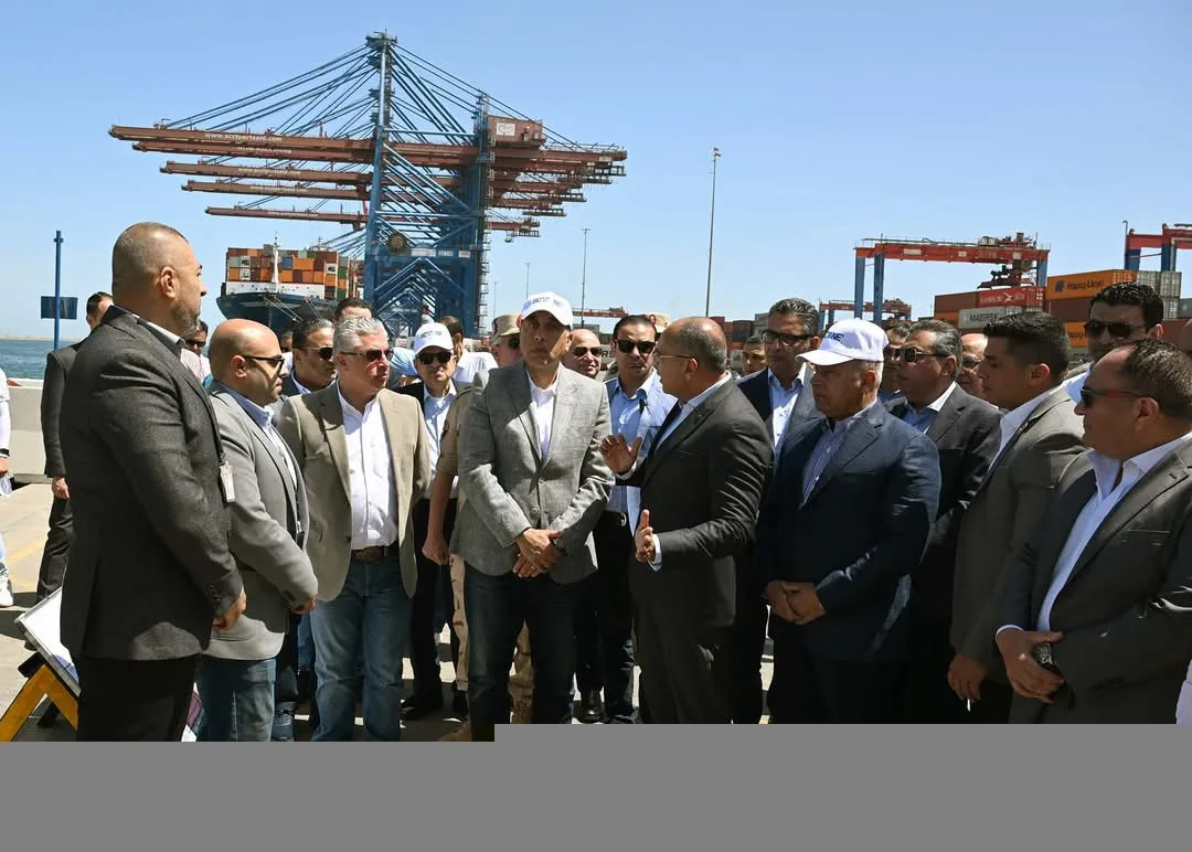 رئيس الوزراء يتفقد المحطة الأكبر في منطقة شرق المتوسط بطاقة استيعابية تبلغ 7 ملايين حاوية رئيس الوزراء يتفقد المحطة الأكبر في منطقة شرق المتوسط بطاقة استيعابية تبلغ 7 ملايين حاوية