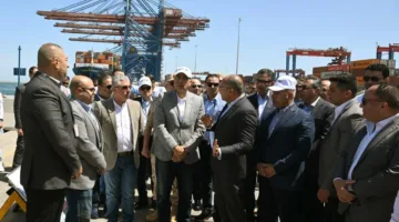 رئيس الوزراء يتفقد محطة دحرجة السيارات RORO