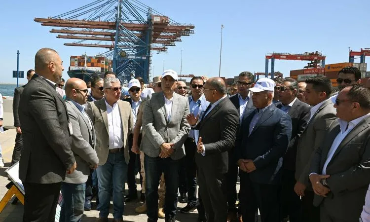 رئيس الوزراء يتفقد محطة دحرجة السيارات RORO رئيس الوزراء يتفقد محطة دحرجة السيارات RORO