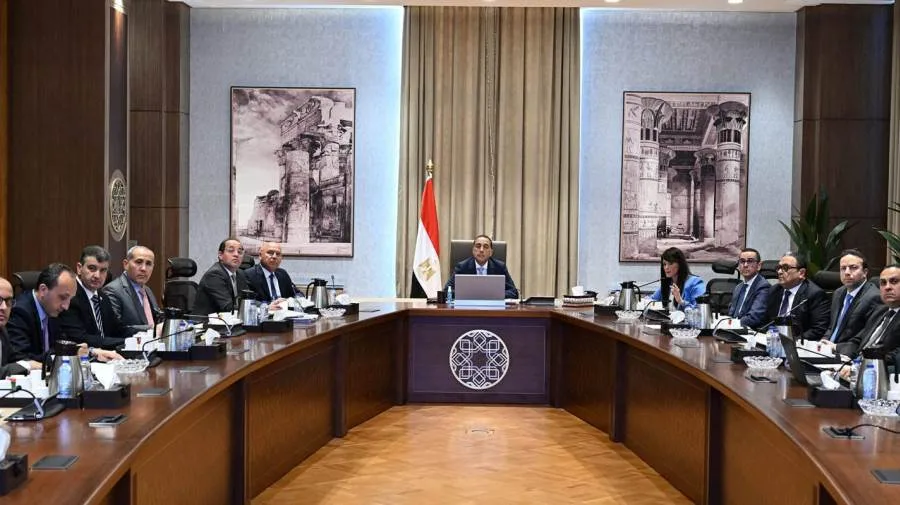 رئيس الوزراء يراقب تقدم لجنة إدارة الدين الخارجي وتنظيم الاقتراض بحضور نائب محافظ البنك المركزي رئيس الوزراء يراقب تقدم لجنة إدارة الدين الخارجي وتنظيم الاقتراض بحضور نائب محافظ البنك المركزي