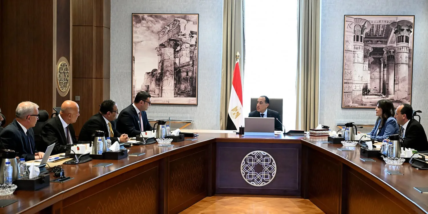 رئيس الوزراء يراقب سير تنفيذ مشروع مياه الشرب والصرف الصحي في مدن شرق وغرب القاهرة