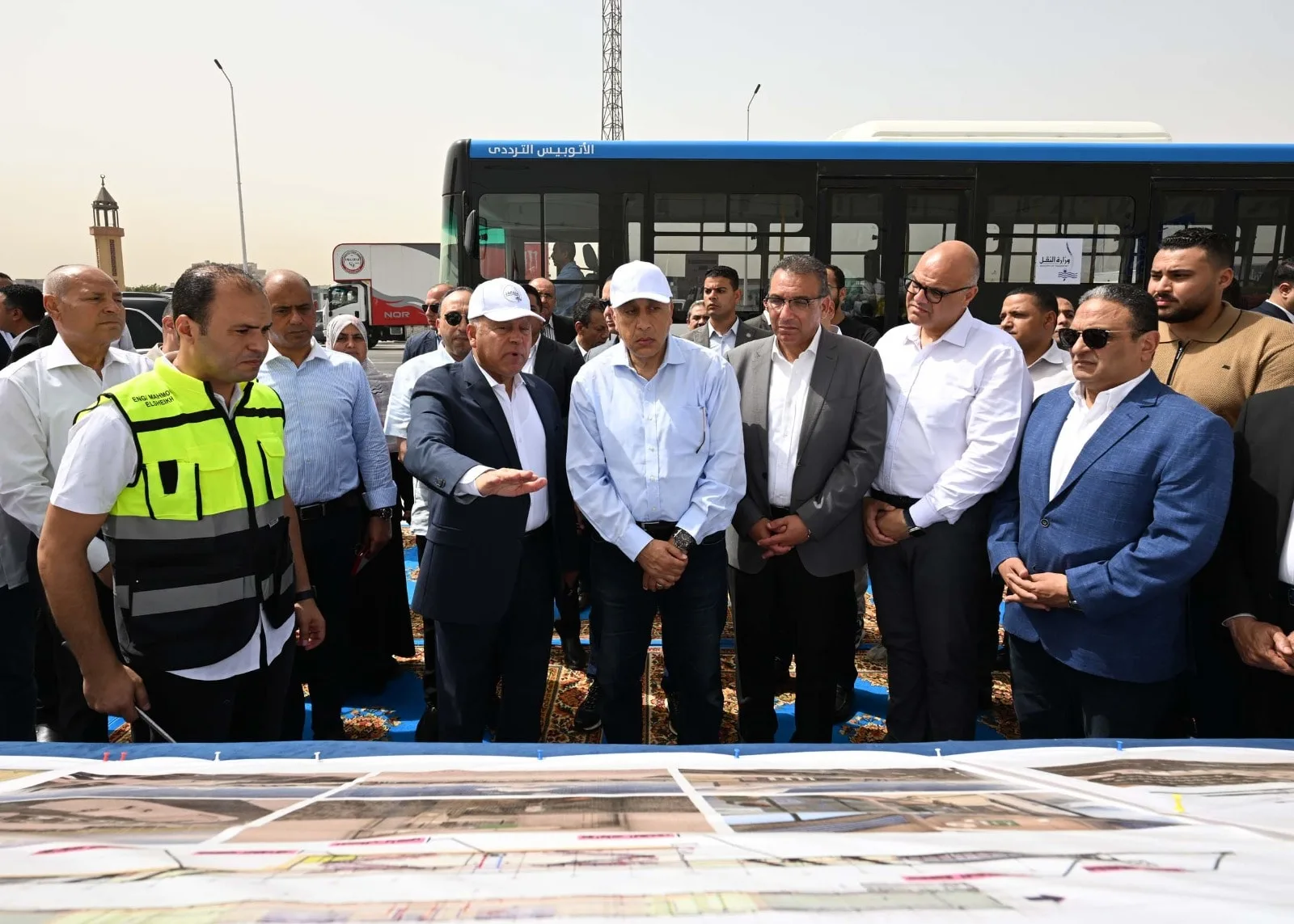 رئيس الوزراء يزور المرحلة الأولى من التشغيل التجريبي لمشروع الحافلات الترددية رئيس الوزراء يزور المرحلة الأولى من التشغيل التجريبي لمشروع الحافلات الترددية