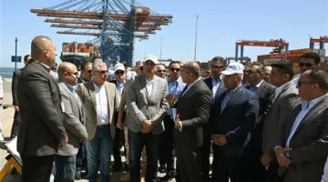 رئيس الوزراء يزور شركة قناة السويس للحاويات بميناء شرق بورسعيد