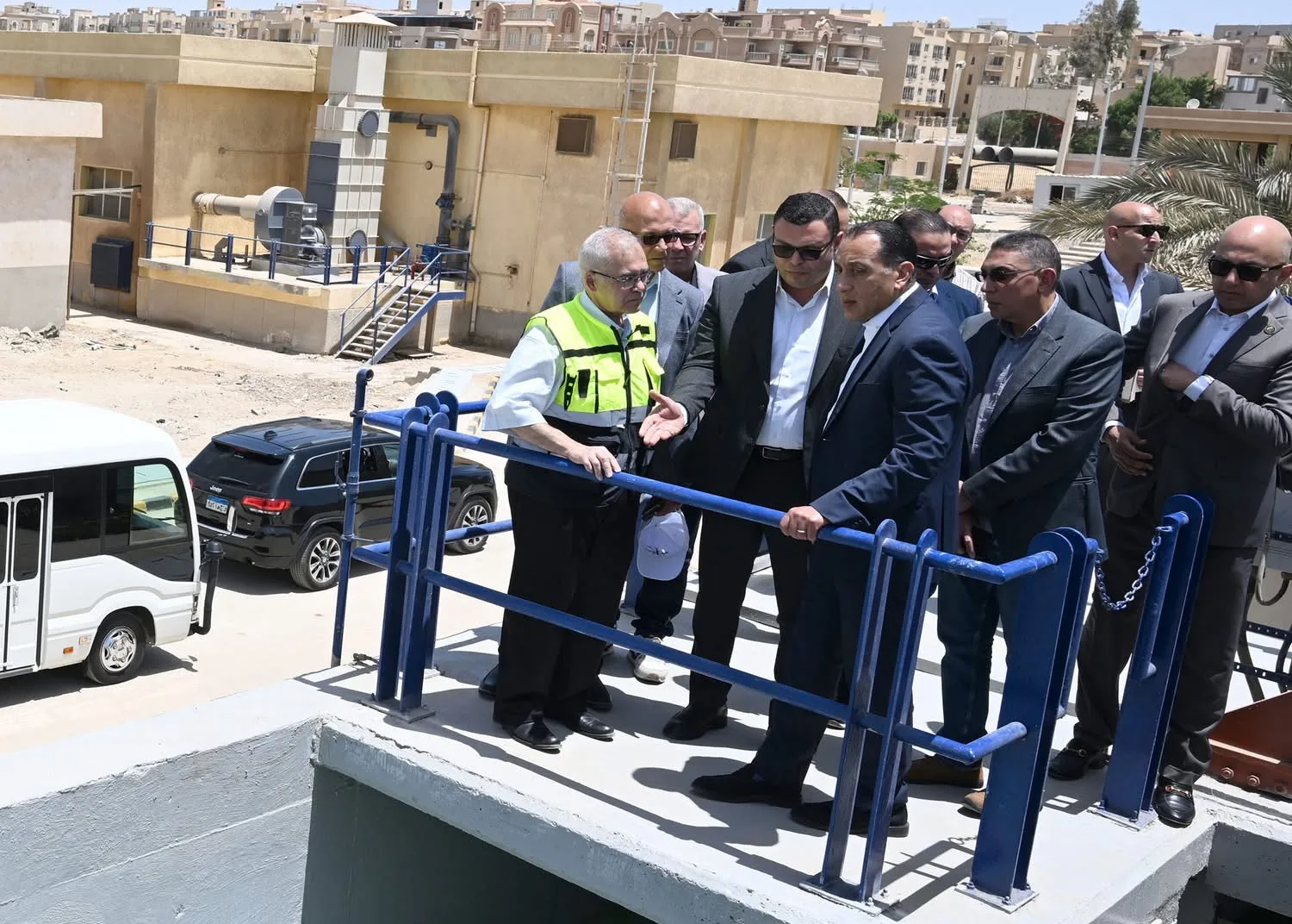 رئيس الوزراء يزور مشروع تحسين كفاءة محطة مياه الشيخ زايد