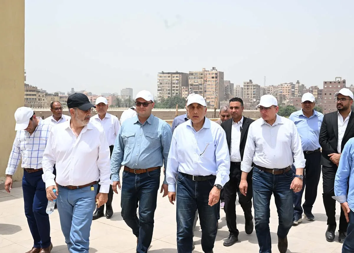 رئيس الوزراء يستعرض مستجدات مشروع حديقة تلال الفسطاط أثناء جولة له في الموقع رئيس الوزراء يستعرض مستجدات مشروع حديقة تلال الفسطاط أثناء جولة له في الموقع