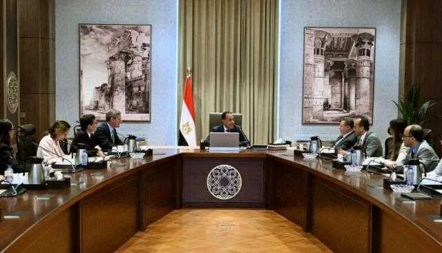 رئيس الوزراء يستقبل الرئيس التنفيذي لشركة فيزا بحضور محافظ البنك المركزي رئيس الوزراء يستقبل الرئيس التنفيذي لشركة فيزا بحضور محافظ البنك المركزي