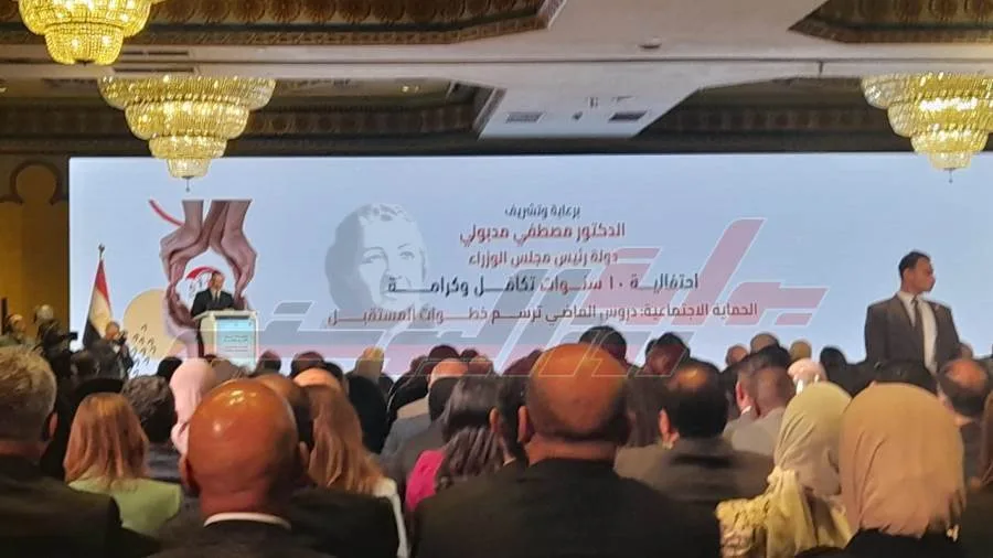 رئيس الوزراء يصل احتفالية مرور عقد "10 سنوات" على برنامج تكافل وكرامة رئيس الوزراء يصل احتفالية مرور عقد "10 سنوات" على برنامج تكافل وكرامة