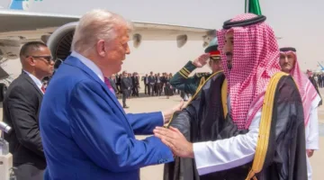 رئيس الولايات المتحدة الأمريكية يصل إلى المملكة في زيارة رسمية، وولي العهد يتصدر مستقبليه.
