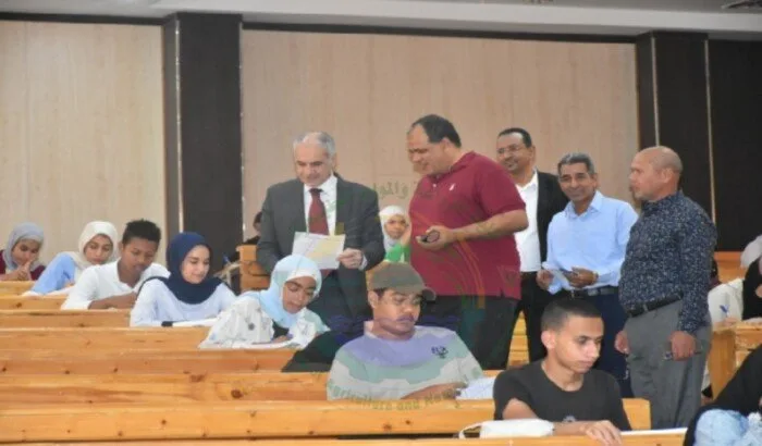 رئيس جامعة أسوان يراقب تقدم امتحانات الفصل الثاني في كلية الزراعة