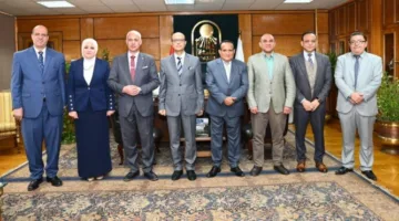 رئيس جامعة أسيوط يجتمع مع نائب رئيس هيئة النيابة الإدارية لتعزيز التعاون المشترك