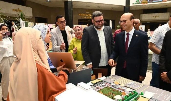رئيس جامعة أسيوط يفتتح المعرض الفني السنوي لطلاب قسمي الديكور والعمارة بكلية الفنون الجميلة رئيس جامعة أسيوط يفتتح المعرض الفني السنوي لطلاب قسمي الديكور والعمارة بكلية الفنون الجميلة