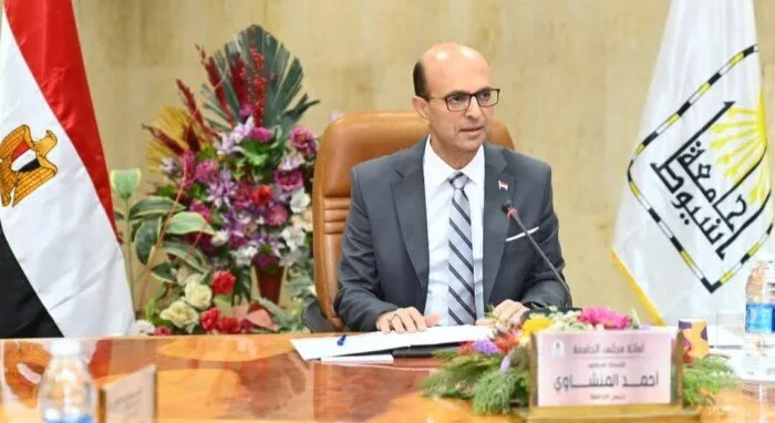 رئيس جامعة أسيوط يهنئ الممرضين بمناسبة اليوم العالمي ويعبر عن اعتزازه بتفانيهم في خدمة الإنسانية. رئيس جامعة أسيوط يهنئ الممرضين بمناسبة اليوم العالمي ويعبر عن اعتزازه بتفانيهم في خدمة الإنسانية.