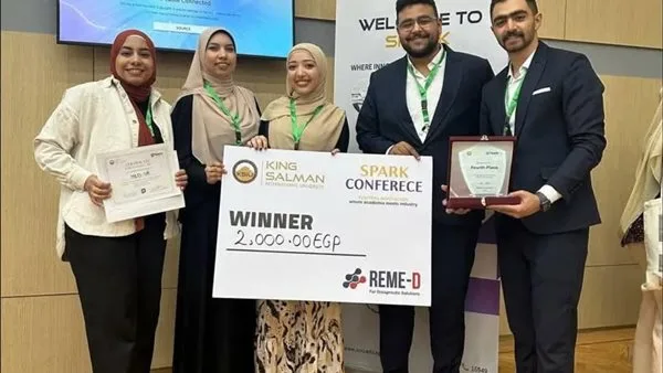 رئيس جامعة القناة يهنئ طلاب كلية الطب لتميزهم بمؤتمر جامعة الملك سلمان رئيس جامعة القناة يهنئ طلاب كلية الطب لتميزهم بمؤتمر جامعة الملك سلمان