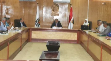 رئيس جامعة جنوب الوادي يجتمع بفريق وحدة الأوراق الثبوتية