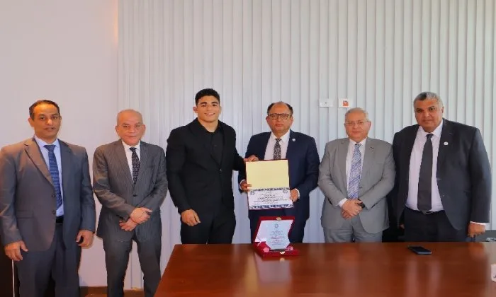 رئيس جامعة حلوان الأهلية يكرم بطل إفريقيا في المصارعة الحرة رئيس جامعة حلوان الأهلية يكرم بطل إفريقيا في المصارعة الحرة
