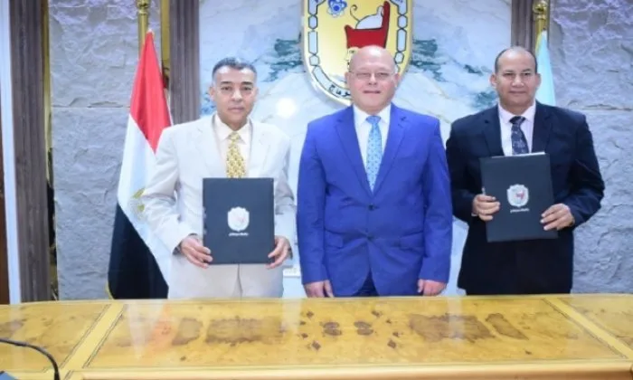 رئيس جامعة سوهاج يشارك في توقيع مذكرة تعاون بين كلية الحاسبات والمعهد العالي لنظم التجارة الإلكترونية
