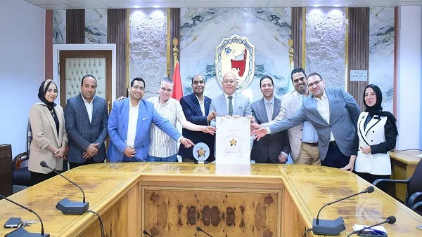 رئيس جامعة سوهاج يقود إنجازًا طبيًا تاريخيًا بحصد درع المستشفيات رئيس جامعة سوهاج يقود إنجازًا طبيًا تاريخيًا بحصد درع المستشفيات