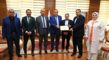 رئيس جامعة كفر الشيخ يسلم شهادة اعتماد برنامج علم النفس الإكلينيكي| صور