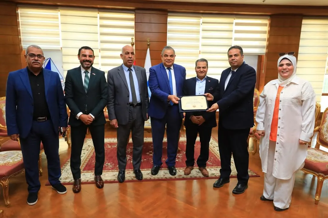 رئيس جامعة كفر الشيخ يسلم شهادة اعتماد برنامج علم النفس الإكلينيكي| صور رئيس جامعة كفر الشيخ يسلم شهادة اعتماد برنامج علم النفس الإكلينيكي| صور