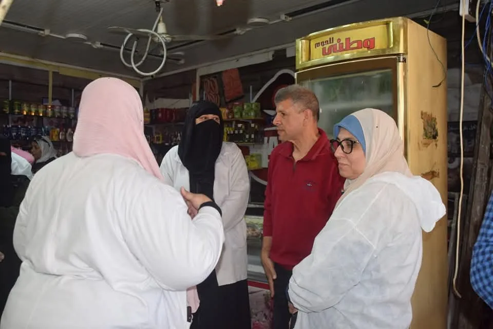 رئيس حى زهور بورسعيد يترأس حملة على الأسواق ومحال بيع المواد الغذائية رئيس حى زهور بورسعيد يترأس حملة على الأسواق ومحال بيع المواد الغذائية