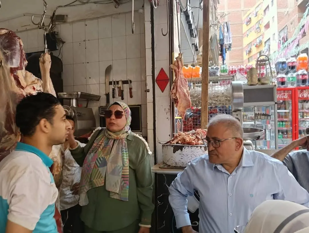 رئيس حي شرق مدينة نصر يشرف على حملة واسعة لضبط الأسواق في مدينة الأمل | صور