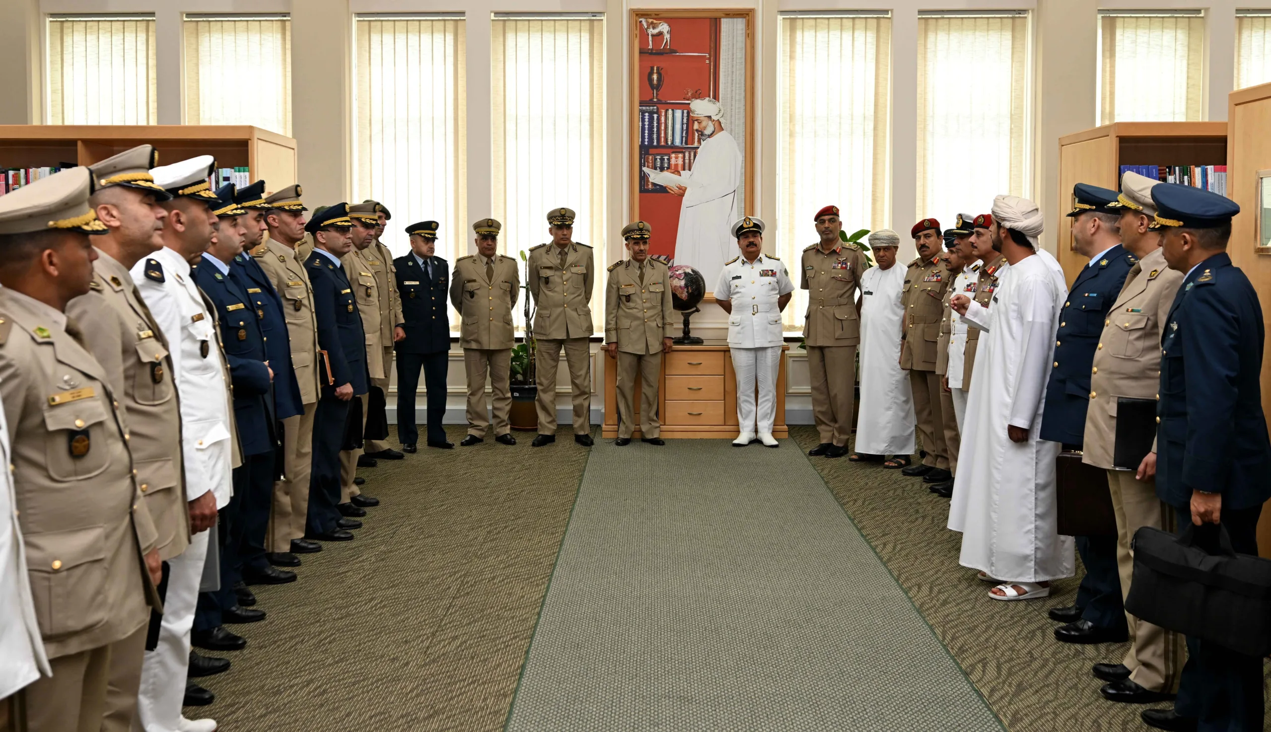 رئيس كلية الدفاع الوطني يستقبل وفدًا من الجزائر رئيس كلية الدفاع الوطني يستقبل وفدًا من الجزائر