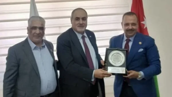 رئيس نقابة المرافق يبحث تعزيز التعاون وتبادل الخبرات مع وزير العمل الأردني رئيس نقابة المرافق يبحث تعزيز التعاون وتبادل الخبرات مع وزير العمل الأردني
