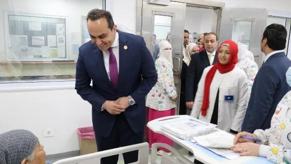 رئيس هيئة الرعاية الصحية يستمع إلى آراء المرضى حول جودة الخدمات بالإسماعيلية رئيس هيئة الرعاية الصحية يستمع إلى آراء المرضى حول جودة الخدمات بالإسماعيلية