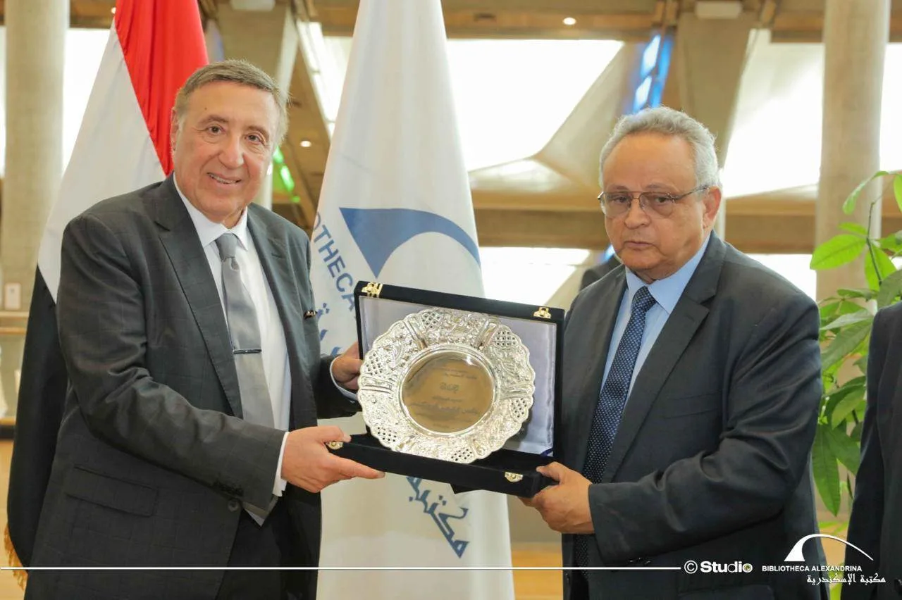 رئيس وأعضاء المحكمة الدستورية العليا يتفقدون مكتبة الإسكندرية رئيس وأعضاء المحكمة الدستورية العليا يتفقدون مكتبة الإسكندرية