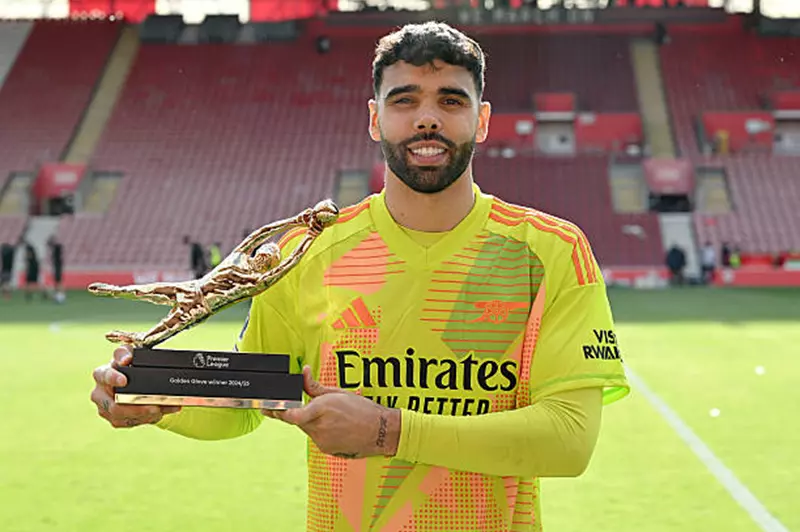 رايا يحتفظ بالقفاز الذهبي في الدوري الإنجليزي ويحقق المركز الرابع تاريخيا رايا يحتفظ بالقفاز الذهبي في الدوري الإنجليزي ويحقق المركز الرابع تاريخيا