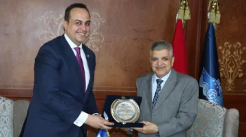 ربيع يبحث مع الرعاية الصحية الخدمات الطبية للعاملين بقناة السويس
