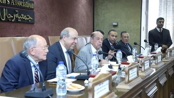 رجال الأعمال يفتحون حوارًا استراتيجيًا مع وزير الطيران المدني رجال الأعمال يفتحون حوارًا استراتيجيًا مع وزير الطيران المدني