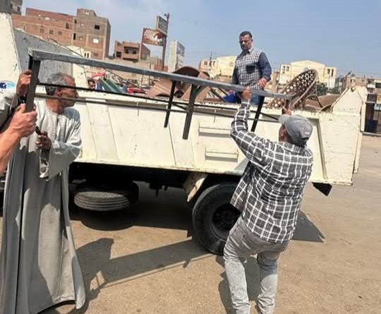 رفع الإشغالات والعوائق الخرسانية بحرم الطرق والشوارع بمدينة سنورس رفع الإشغالات والعوائق الخرسانية بحرم الطرق والشوارع بمدينة سنورس