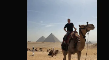روبي فاولر أسطورة ليفربول يزور أهرامات الجيزة.. ويعلق: تحياتي لمحمد صلاح