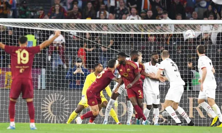 روما يحقق انتصارًا كبيرًا على ميلان بثلاثة أهداف في الدوري الإيطالي