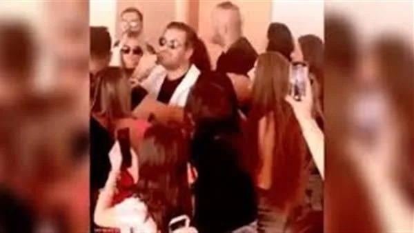 زوج يطلق زوجته بسبب ذهابها لاستقبال راغب علامة في المطار.. والقصة تُشعل الجدل بالأردن زوج يطلق زوجته بسبب ذهابها لاستقبال راغب علامة في المطار.. والقصة تُشعل الجدل بالأردن