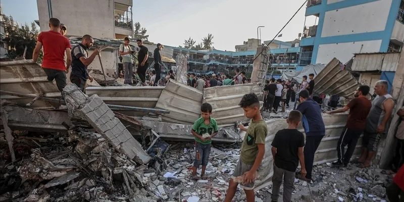 زيادة عدد الشهداء في غارة الاحتلال على مدرسة تأوي نازحين في غزة إلى 36 شهيدًا.