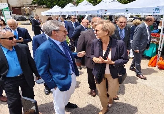 زيارة تفقدية لسفيرة الاتحاد الأوروبي إلى سوق المزارعين في محطة الرمل بالإسكندرية زيارة تفقدية لسفيرة الاتحاد الأوروبي إلى سوق المزارعين في محطة الرمل بالإسكندرية