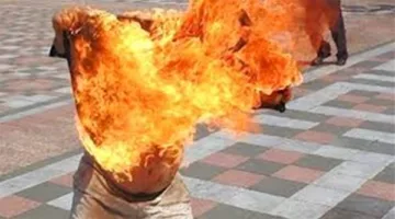 سائق يرش البنزين على صهره ويُشعل النار بجسده في وسط الشارع بسوهاج