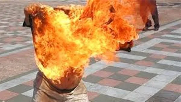 سائق يرش البنزين على صهره ويُشعل النار بجسده في وسط الشارع بسوهاج سائق يرش البنزين على صهره ويُشعل النار بجسده في وسط الشارع بسوهاج