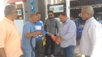 سحب عينات من المواد البترولية بمحطات الأقصر للتأكد من مطابقتها للمواصفات القياسية
