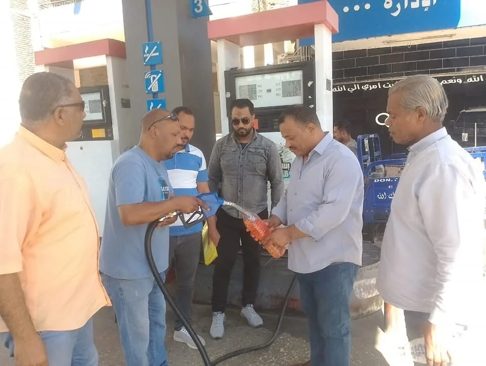 سحب عينات من المواد البترولية بمحطات الأقصر للتأكد من مطابقتها للمواصفات القياسية سحب عينات من المواد البترولية بمحطات الأقصر للتأكد من مطابقتها للمواصفات القياسية