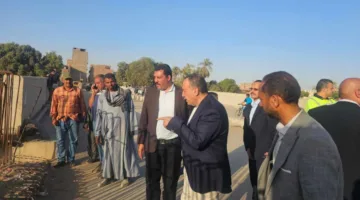 محافظ أسيوط يتابع تطوير مدخل قرية بني قرة ونقل موقف السرفيس لتحقيق السيولة المرورية