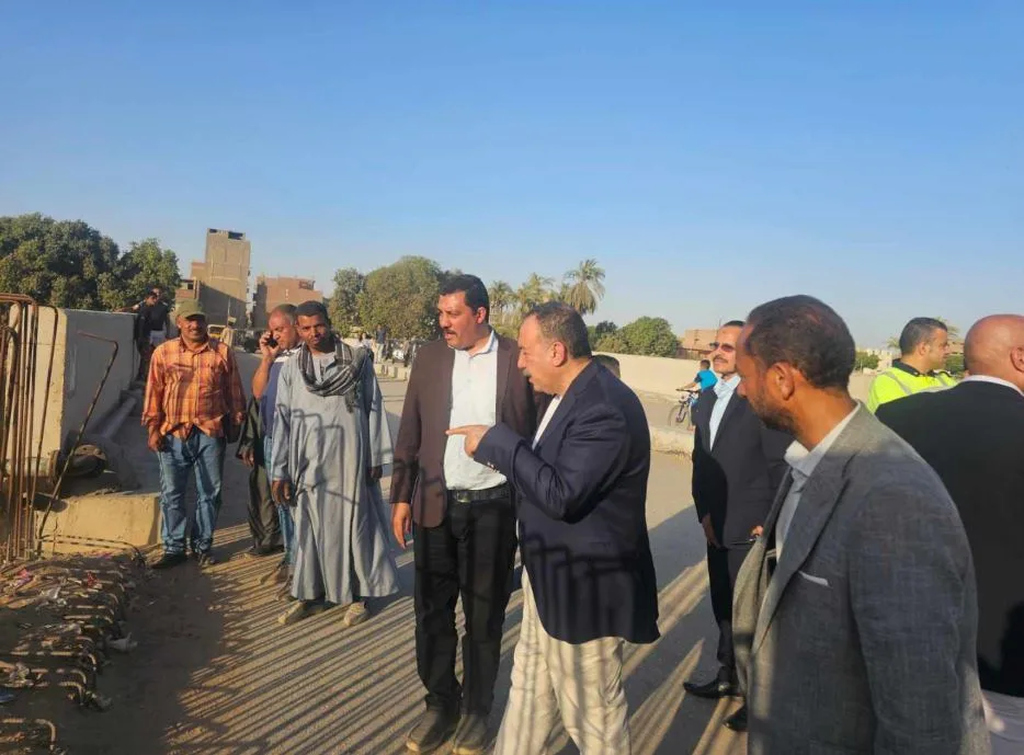 محافظ أسيوط يتابع تطوير مدخل قرية بني قرة ونقل موقف السرفيس لتحقيق السيولة المرورية محافظ أسيوط يتابع تطوير مدخل قرية بني قرة ونقل موقف السرفيس لتحقيق السيولة المرورية
